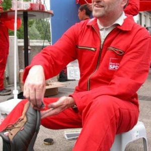 Bernhard Hadel beim Schuheputzen