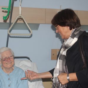 Ulla Schmidt im Gespräch mit einer Patientin im Bedburger Krankenhaus