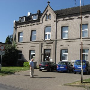 Die alte Schule in Lipp mit Ortsbürgermeister Helmut Breuer