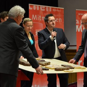 Sascha Solbach vereint symbolisch die Ortsteile von Bedburg