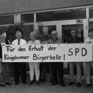 Protest für den Erhalt der Bürgerhalle Königshoven