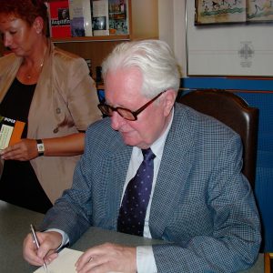 Hans-Jochen Vogel in der Bedburger Buchhandlung Neunzig