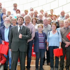 Guido van den Berg mit Heinz Obergünner und Mitgliedern des Bedburger Geschichtsvereins