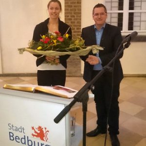 Weltmeisterin Katharina Molitor mit Bürgermeister Sascha Solbach