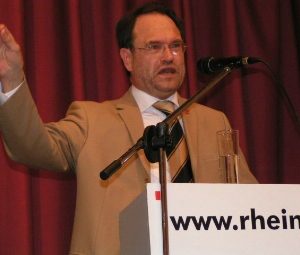 Bernhard Hadel wirbt für das Kraftwerkserneuerungsprogramm