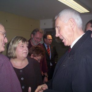 Gratulanten Reiner Busse und Helga Kühn-Mengel: Hans Krings soll nächster Landrat werden
