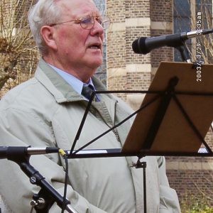 Altbürgermeister Hans Schmitz spricht auf der Friedensdemo