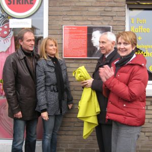 Hans Krings (2.v.l.) und Heike Steinhäuser (li.) enthüllen die Gedenktafel