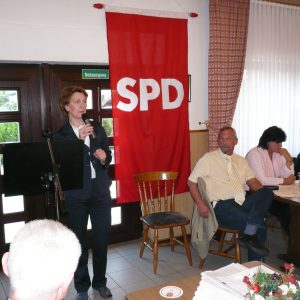 Heike Steinhäuser, Vorsitzende der SPD-Fraktion, spricht auf dem Mai-Empfang