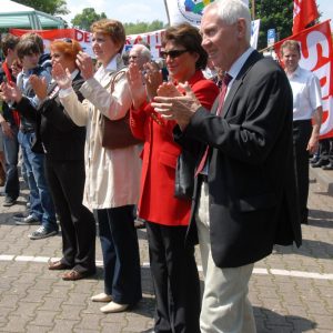 Heike Steinhäuser (3.v.r.) bei der Kundgebung vor dem Aachener Tor